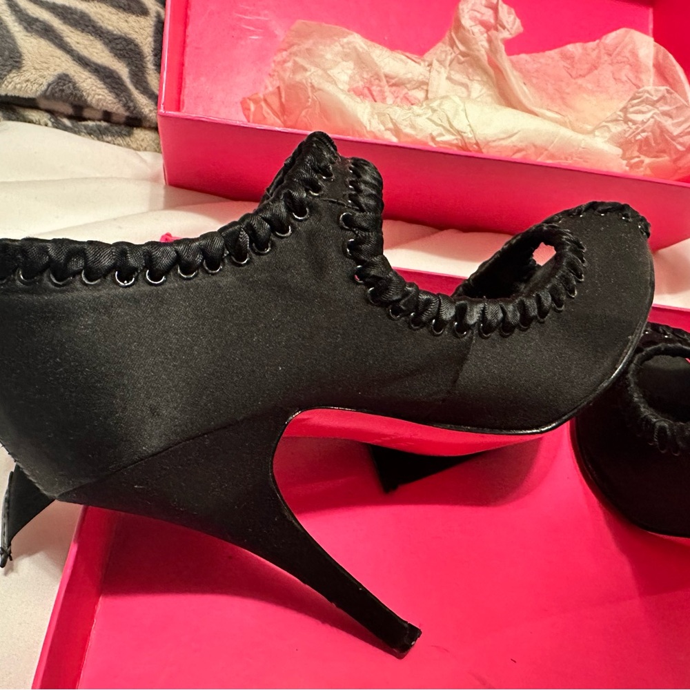 Held for jm336 - Elegant Betsy Johnson Black Satin Women's Heels - sz 7.5 - Picture 11 of 15